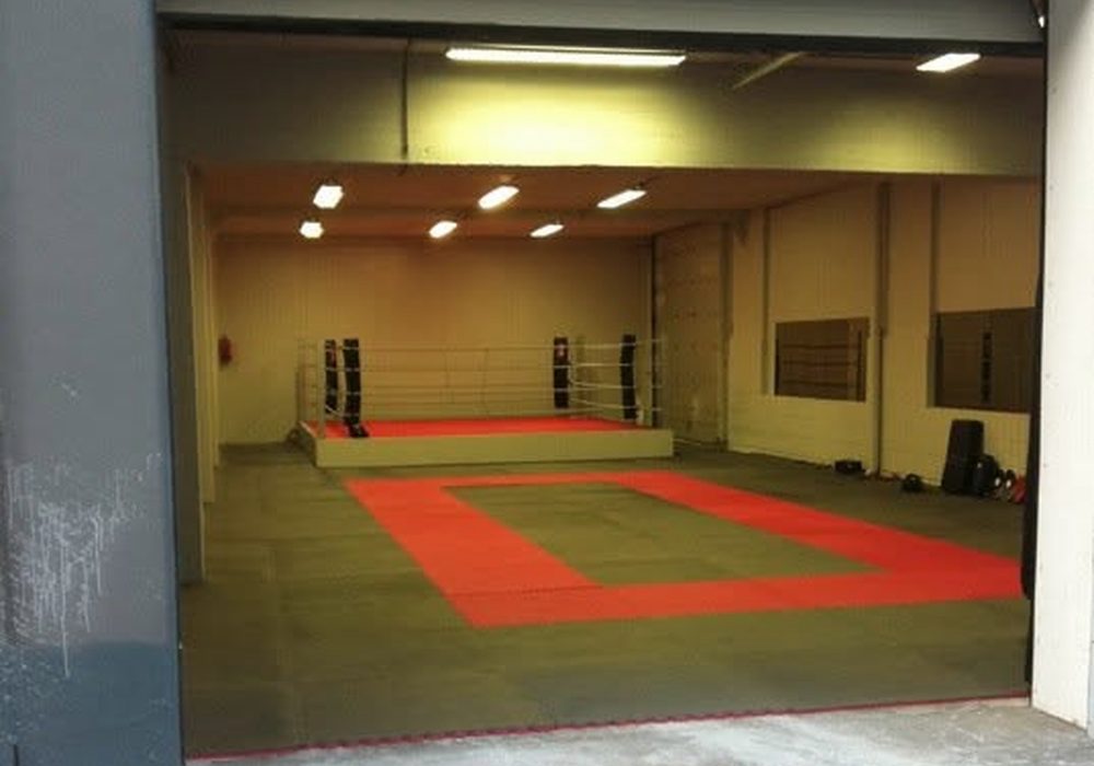 De eerste eigen zaal in 2011, met ring en mat