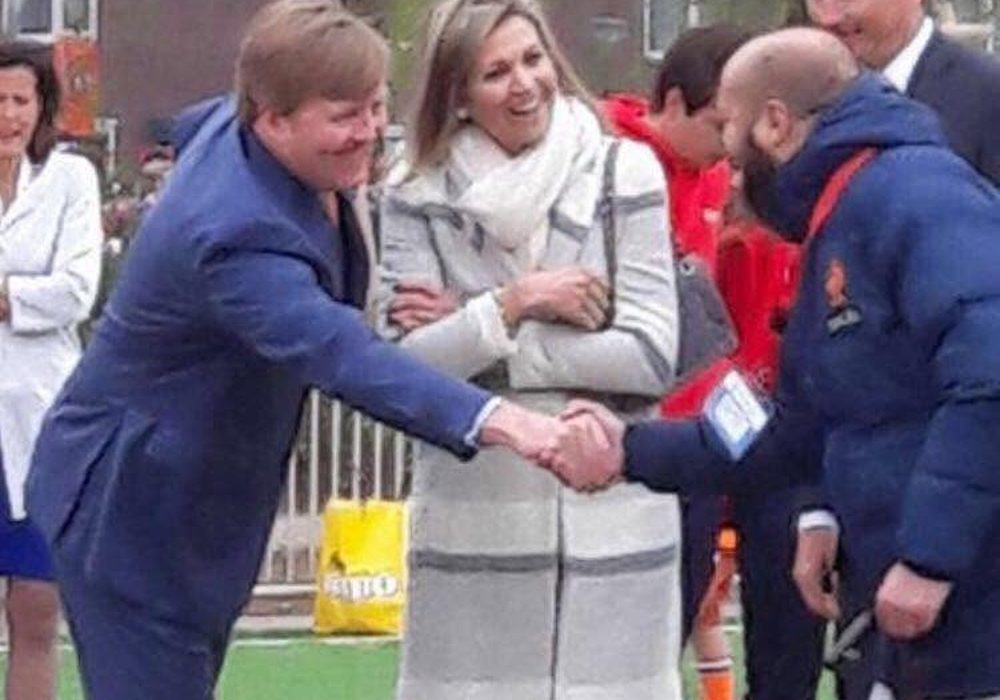 Fouad el Meliani schudt Koning Willem-Alexander de hand bij de opening van de Koningsspelen 2017