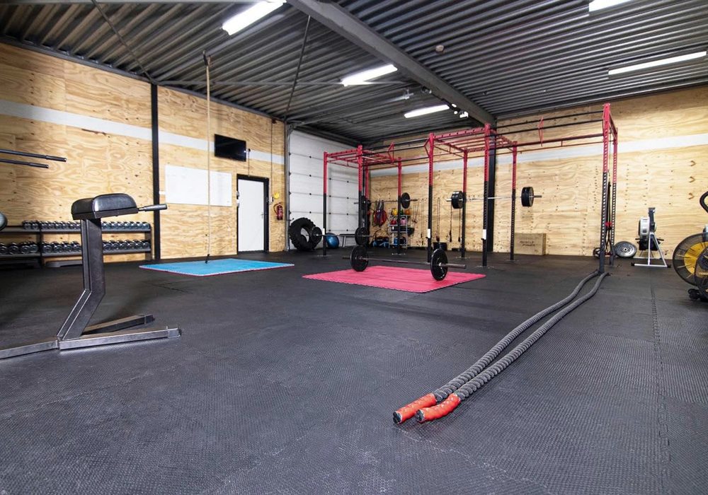 De crossfit-ruimte met rig, kettlebells en battle ropes, 2020